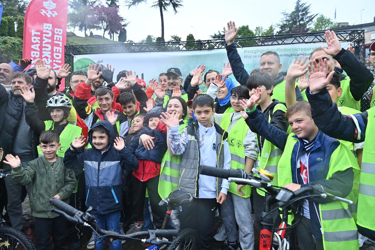Bakanımız Sn. @a_uraloglu, 81 ilde eş zamanlı şekilde düzenlenen 11. Yeşilay Bisiklet Turu’na katılıp pedal çevirdi. 🚴‍♂️ 📍Trabzon #TürkiyeHızlanıyor 🇹🇷