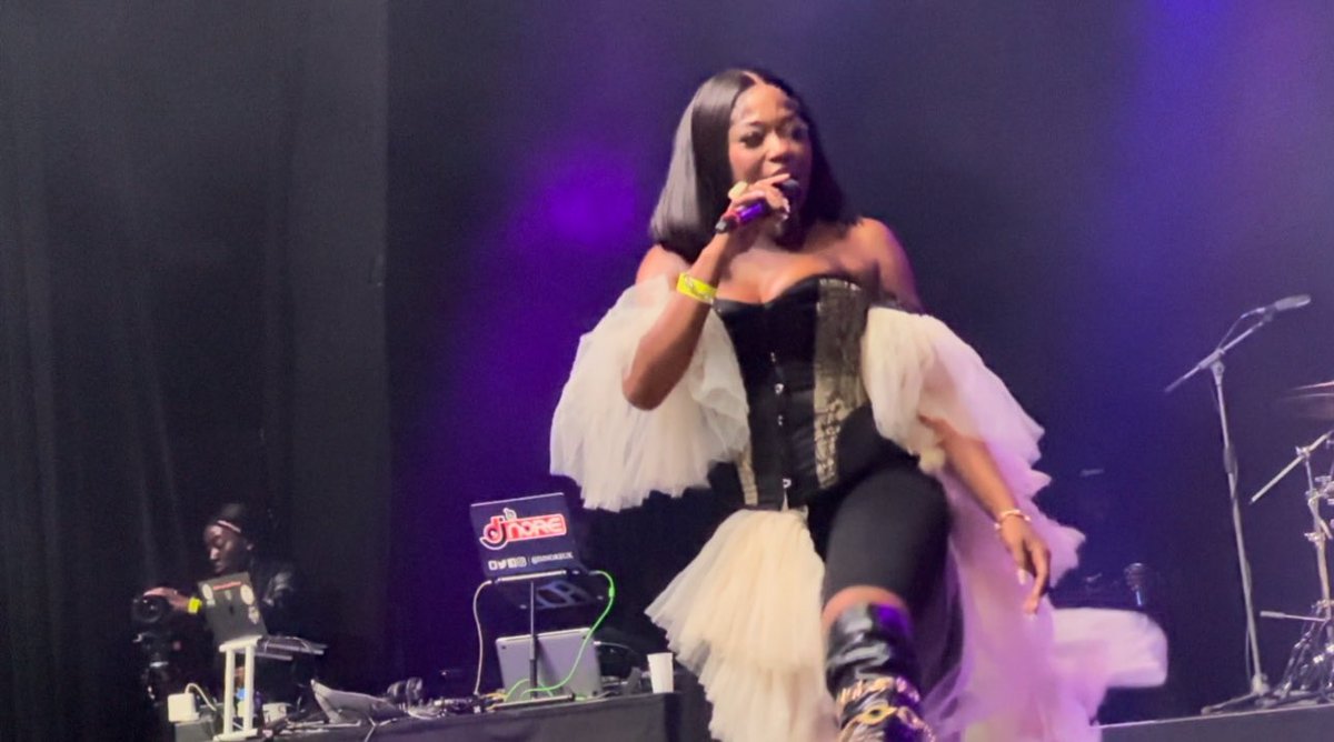 smb_made_it's tweet photo. Efya Full performance at the O2 indigo; ClearVideo @EFYA_Nokturnal 
https://t.co/6bWMJfKtR3 https://t.co/Xmaz22eWBU