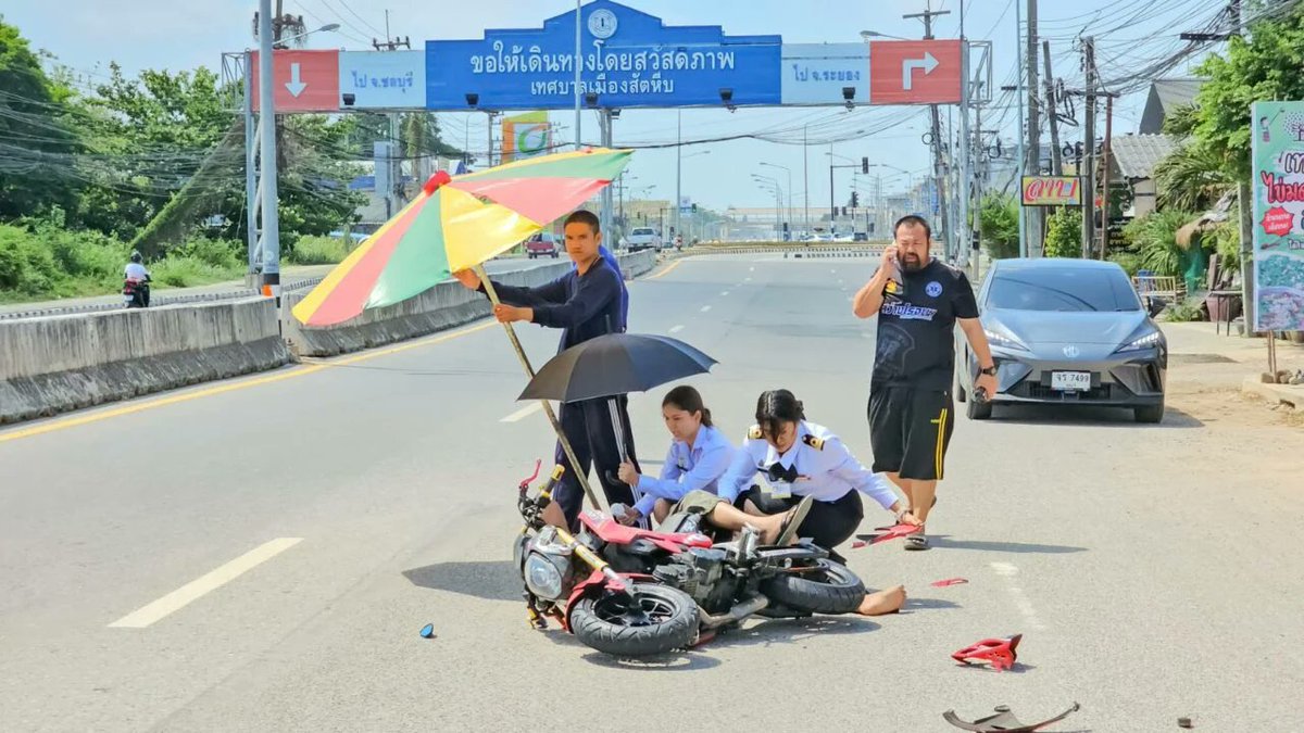 Several Thai Navy Officers have been widely praised on social media for stopping to help an injured motorist in #Sattahip, providing him shade and water during the extreme heat while calling for rescue teams. thepattayanews.com/2024/05/05/nav…