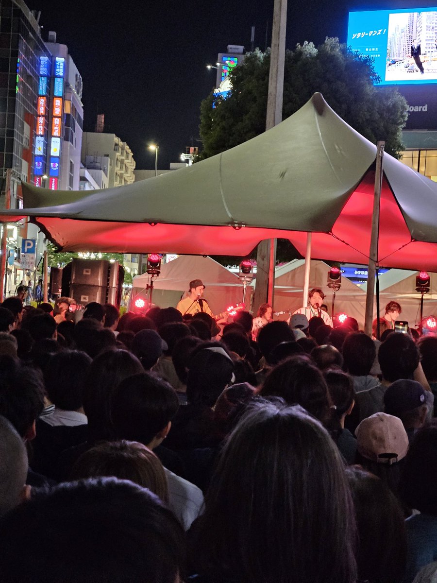 吉祥音楽祭。
グソクムズ。
どうやらこの先でエイゾウ唄ってるらいしが見えない。。
聴こえて来る歌は、グッドミュージックでした。見えなくていいか。聴こえれば。詩、だもんね。
おつかれさま！