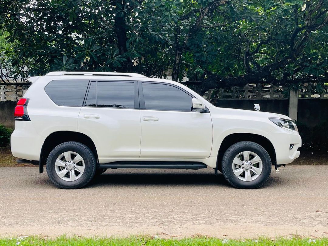 Toyota LandCruiser PRADO TX 150
Year 2012
Cc 2,680
Engine 2TR
Fuel Petrol 
Low Mileage
Push To Start 
Fog Lights
Full AC
Clean Interior
Leather Seats 
No Accident
New Tyres
Colour Pearl White
Seat 7
In Mint Condition 
__
Price..............150miil
Call 0656522799

Kindly Repost