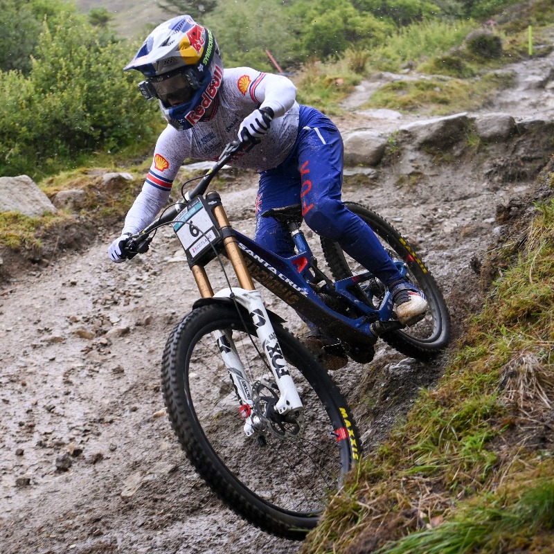 Downhill finals are off up at Fort William! 🔥 Catch all the action on Discovery+/Eurosport: NOW - Junior women 12:00 - Junior men 13:00 - Elite women 13:55 - Elite men #MTBWorldCup | @UCI_MTB
