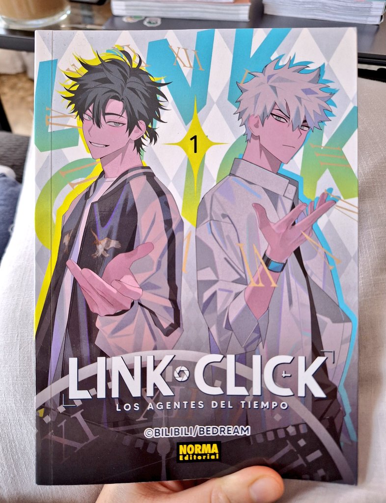 202. Link Click 1 de bilibili y BeDream. Publicado por @NormaEdManga. La primera tempo me queda lejitos ya, así que me ha gustado revivirlo ❤️ Les quiero tanto, están taaaan liados 🥹 Son mis niños ❤️ Los tres casos que salen son tope interesantes y están muy bien llevados.