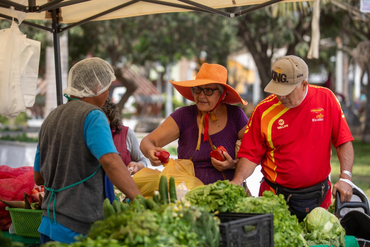 ☝️¡IMPULSAMOS LA ECONOMÍA LOCAL! Nuestra #FeriaRenacerAlimentario estuvo en el Parque Gonzáles Olaechea, donde los productores del Valle de Lima ofrecieron frutas y verduras orgánicas, así como, conservas y alimentos de primera necesidad.