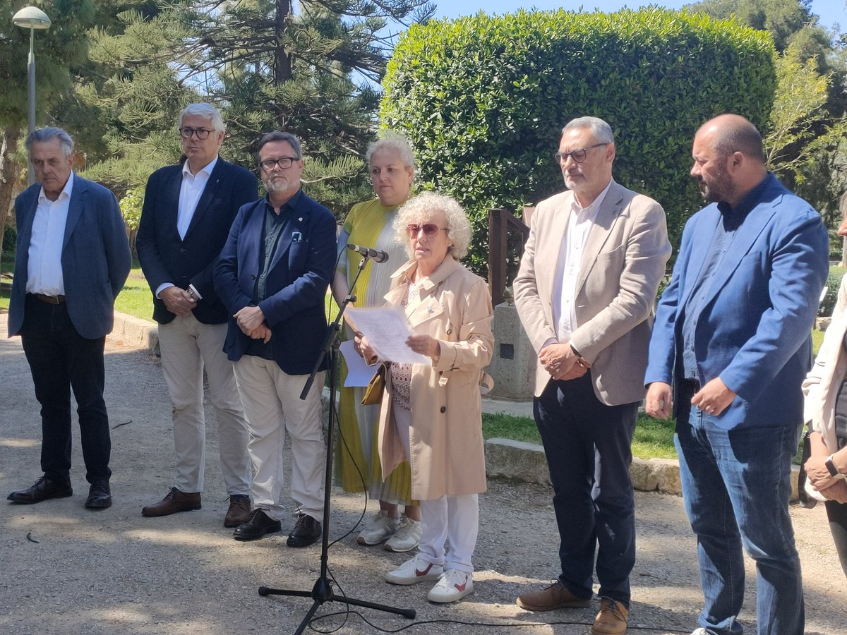 🔴 Ofrena floral en memòria dels deportats tarragonins que van patir l'holocaust a Mathausen. 

🗣️ "Hem de continuar recordant aquells tràgics fets perquè no tornin a ocórrer, ara més que mai davant l'augment de l'extrema dreta".
