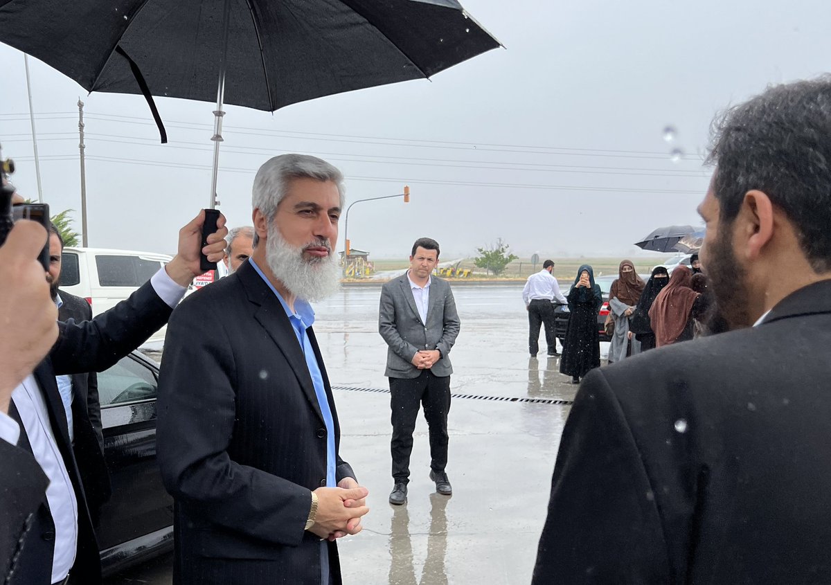 Alparslan Kuytul Hocaefendi, konferans vesilesiyle gittiği Konya'da yağışlı havaya rağmen talebeleri ve sevenleri tarafından muhabbetle karşılandı. #AlparslanHocaKonyada