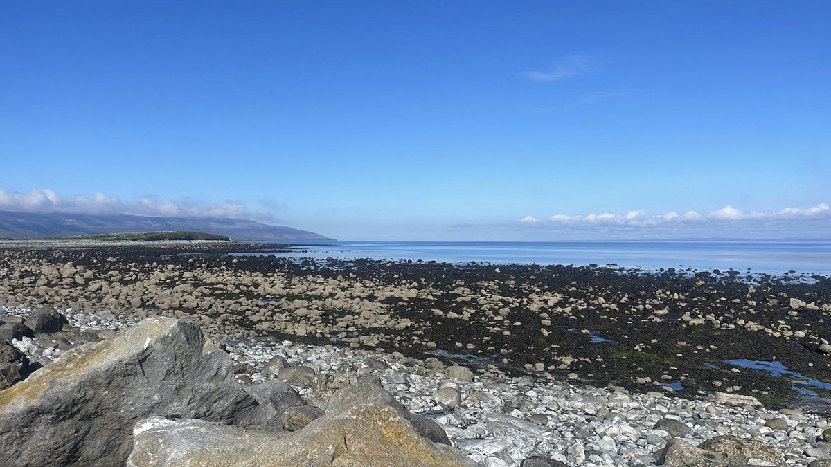 First dip in the sea and attempt at a very slow short jog of 2024 by the beautiful Flaggy Shore this morning 🏃🏻‍♀️☀️🥶#maysun #flaggyshore #cantfeelmyfeet