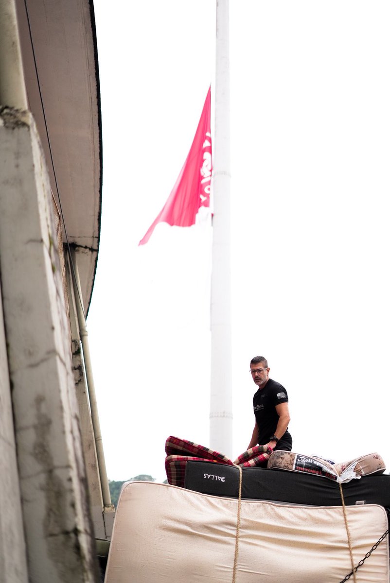 SCInternacional's tweet photo. 🚨 Atenção! 

As doações estão canceladas neste domingo no Gigantinho. Há risco de alagamento no local. ⚠️🆘

Neste início de manhã, indicamos que quem tiver donativos procure o SIMERS, na Rua Coronel Corte Real, 915 (bairro Petrópolis). Priorize a entrega de colchões, produtos de higiene e água!