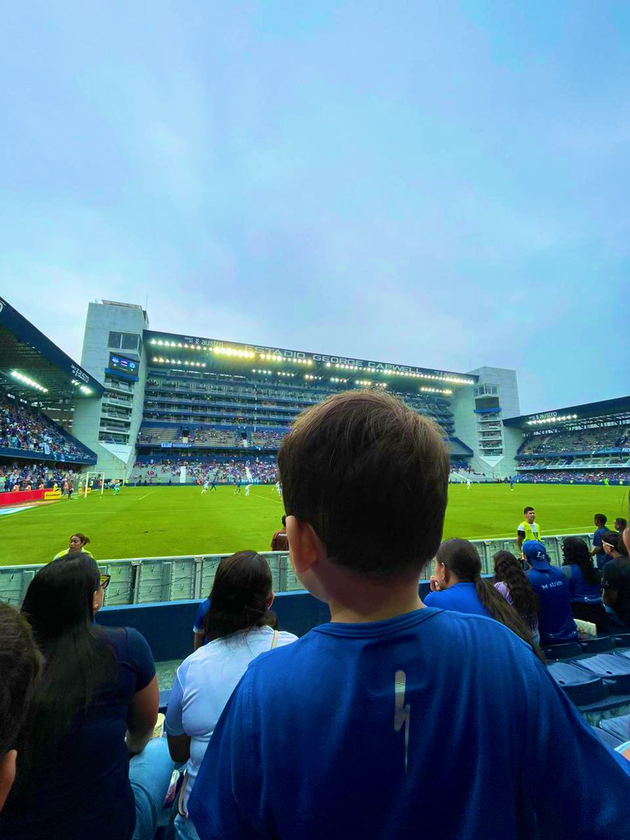 _PaulaCarrera's tweet photo. La etapa de ir al estadio con tu toddler, recomiendo no saltártela 💙💙⚡️⚡️ https://t.co/jn5kfCH2Mb