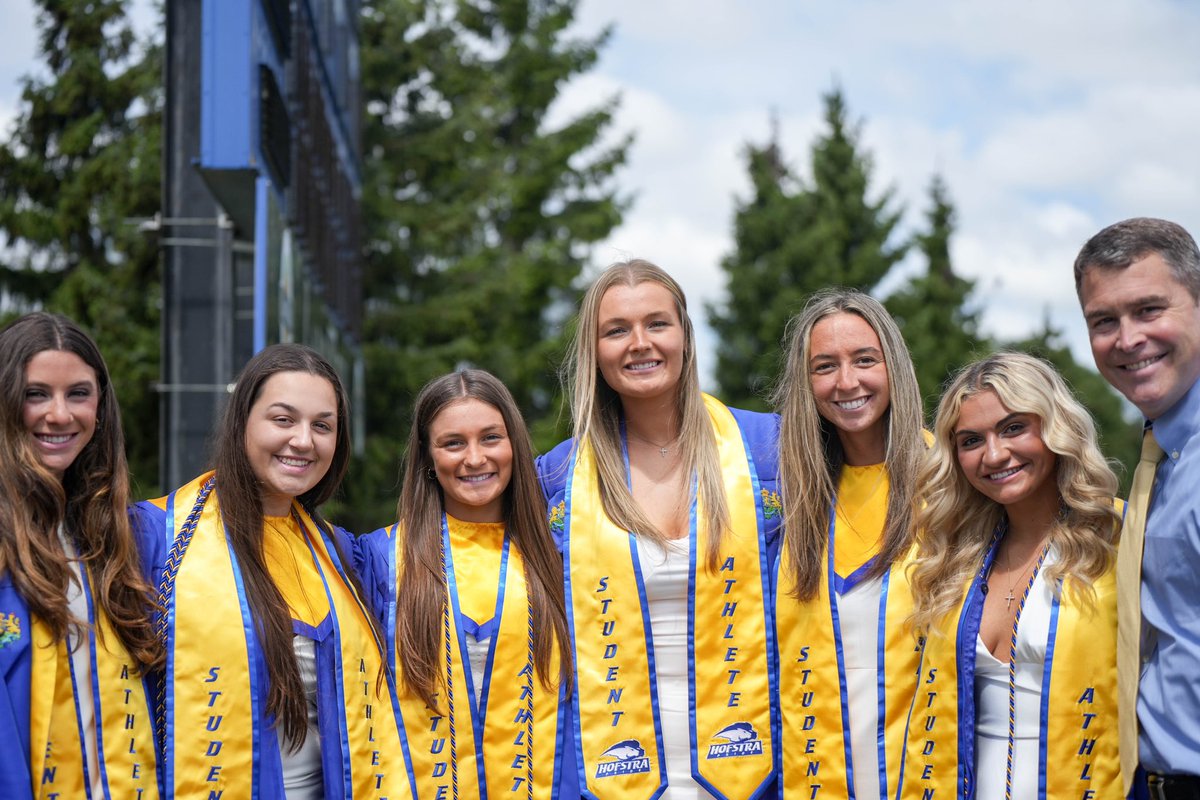 𝓦𝓱𝓪𝓽 𝓪 𝔀𝓸𝓷𝓭𝓮𝓻𝓯𝓾𝓵 𝓭𝓪𝔂💙💛

Congratulations to the class of 2️⃣0️⃣2️⃣4️⃣!!

#PrideOfLI X #HofGrad 🦁🎓✨