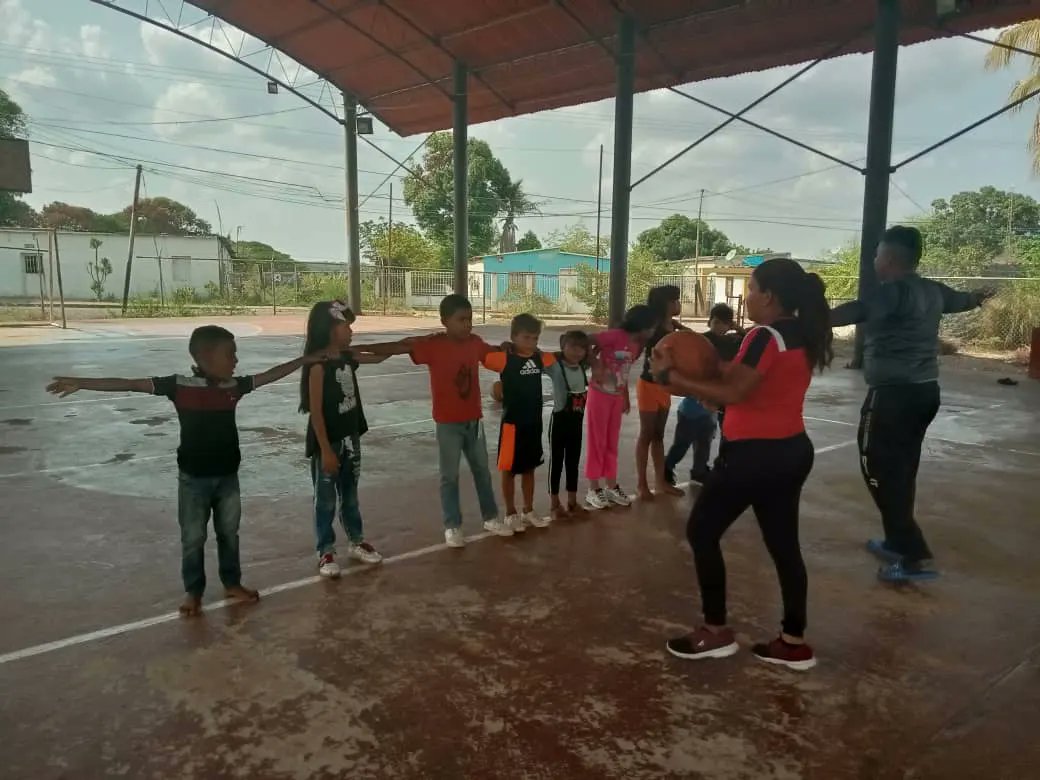 La actividad física es de suma importancia para el desarrollo y crecimiento sano de los jóvenes, en la CDLN Manuel Centurión, los docentes ayudan a fortalecerlo a través de las actividades deportivas y recreativas.
<a href="/NicolasMaduro/">Nicolás Maduro</a>
<a href="/FNNSimon/">Fund. El Niño Simón</a>
<a href="/amarcanopsuv/">Ángel Marcano</a>
<a href="/YajairaApsuv/">Yajaira Arocha</a>