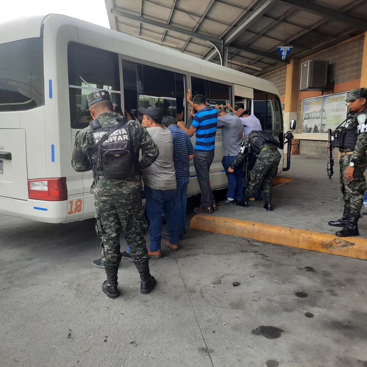 La Gran Central Metropolitana de SPS, Cortés, es resguardada por nuestros #PMOP , a fin de prevenir hechos delictivos. #SoluciónContraElCrimen