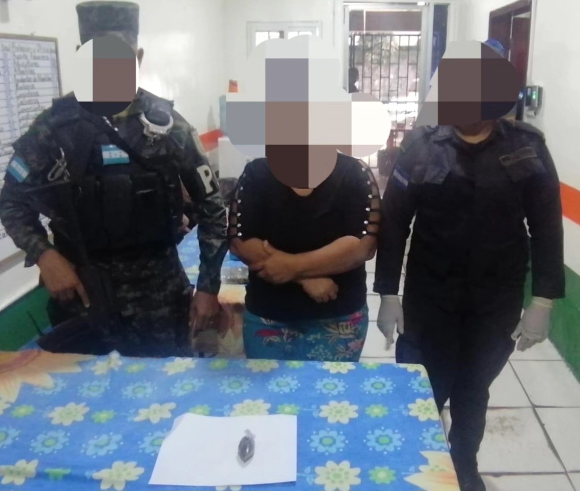 Una ciudadana fue detenida porque pretendían ingresar supuesta marihuana en sus partes íntimas al Centro Penitenciario de Puerto Cortés. #EstamosAlertas
