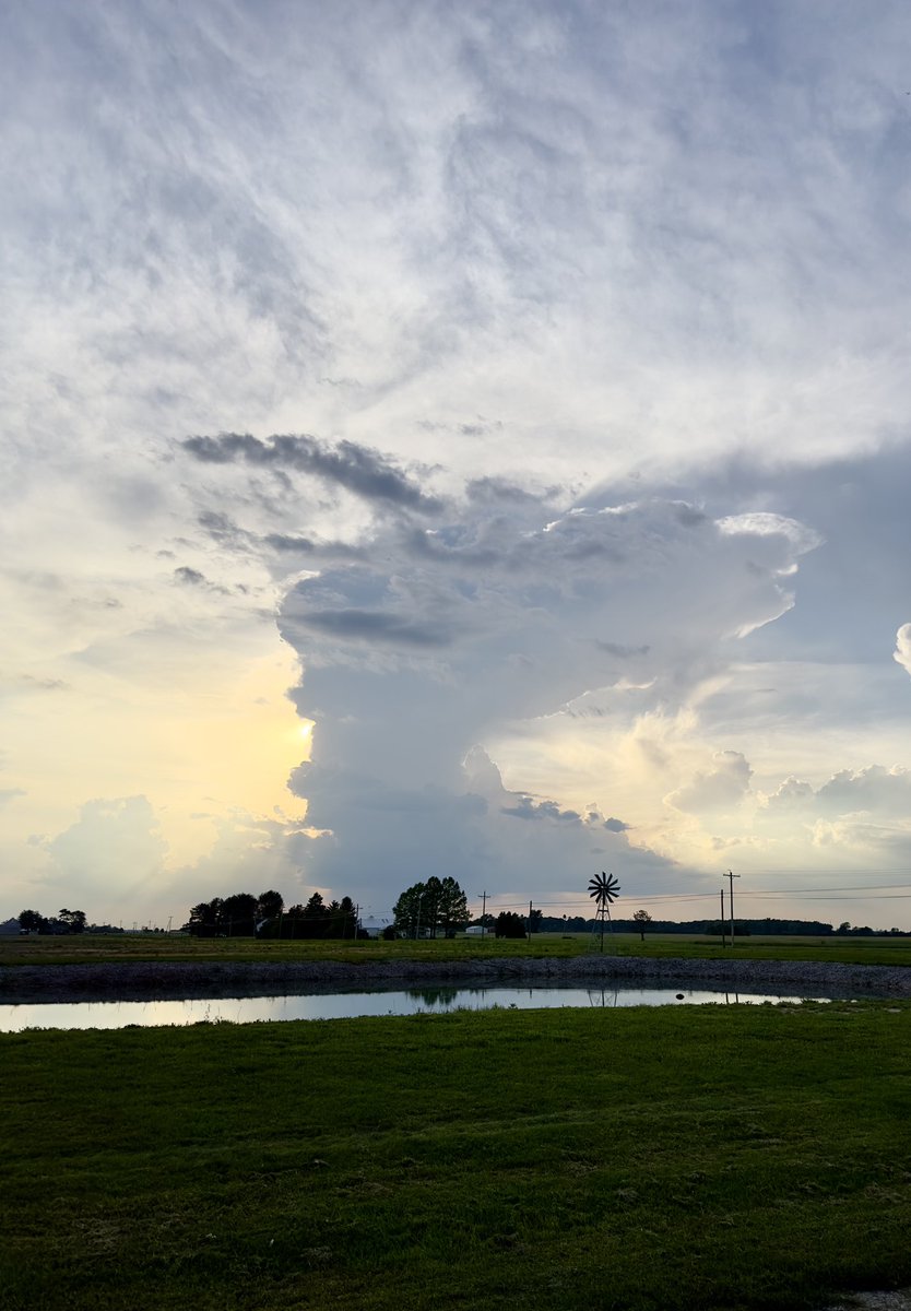Pop up storms NW of Jewell, Ohio, 7:40 pm on 5-19-2024. #yestv. @NWSIWX @WeatherNation @weatherchannel @JohnWTOL @DerekWittWx @kayleebowerstv @DanSmithWeather @Ryan_Wichman @RossElletWX @ChrisWTOL @JayBerschback