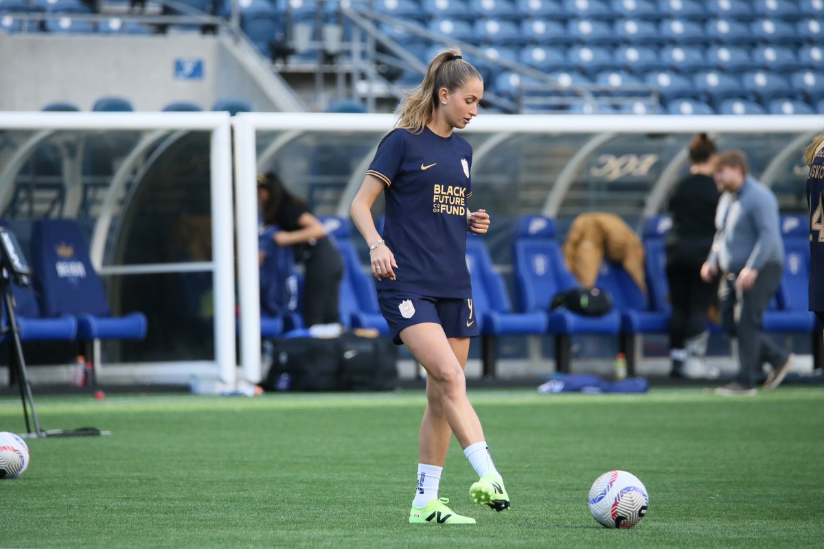Following the final whistle #HereForTheCrown and #CANWNT forward Jordyn Huitema was out with the subs kicking the ball around (with cleats on) 👀