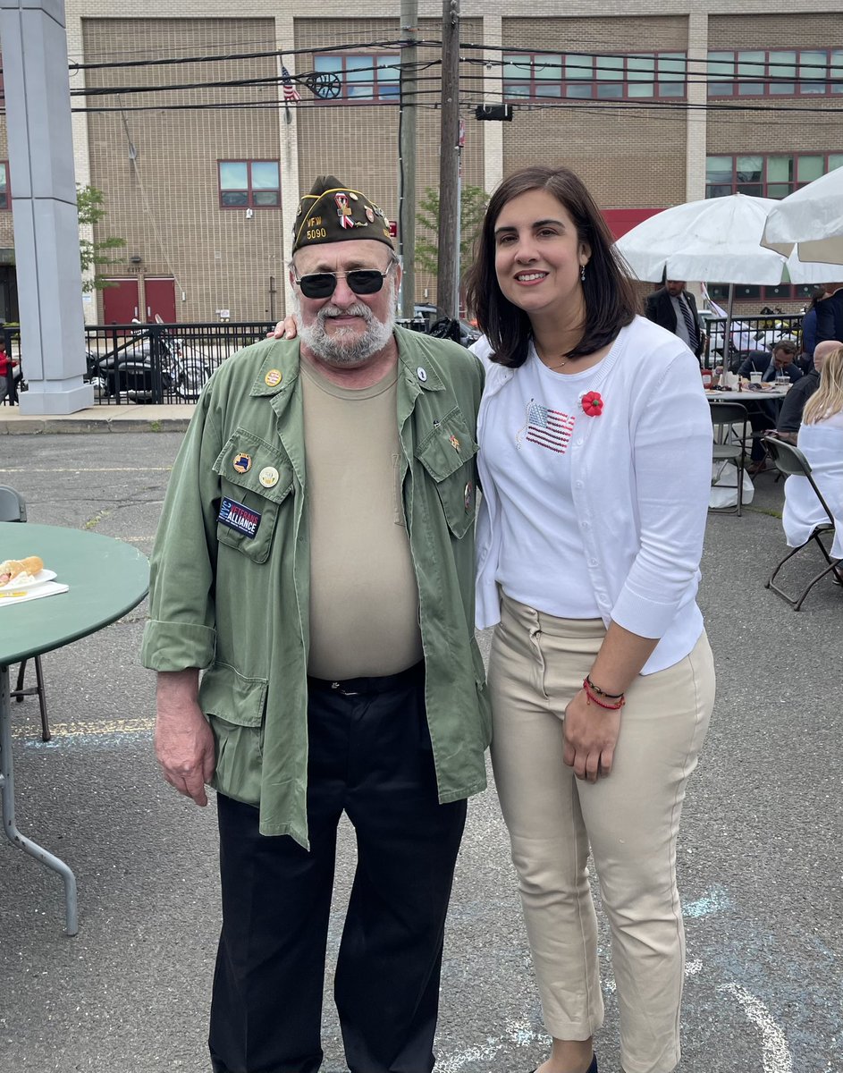 Sad news & big loss for Staten Island and the veteran community in particular. Lee not only served our country during the Vietnam War, he countinued to serve his fellow veterans as an intervention counselor, advisor at Borough & City Halls and member of multiple veterans