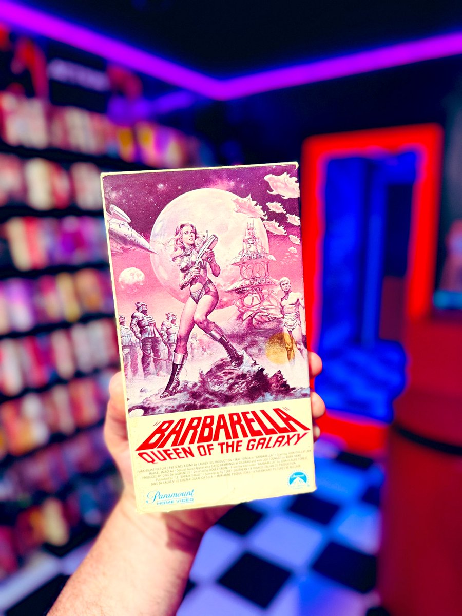 With news of @edgarwright rebooting ‘Barbarella’ calls for a long overdue revisit here @mondovideostore ! 🍻📼💥💫
•
#barbarella #janefonda #dinodelaurentiis #jeanclaudeforest #rogervadim #space #scifi #edgarwright #60s #dolls #fun #vhs #videostores #mondovideo