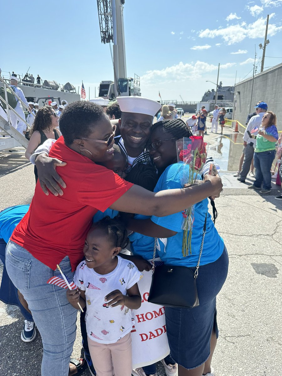 A Hero’s Welcome 🇺🇸⚓️🌊

The @USNavy Arleigh Burke-class warship #USSCarney (DDG 64) returned to their homeport at @NS_Mayport after a historic combat deployment.  Families, loved ones, and open arms awaited them!