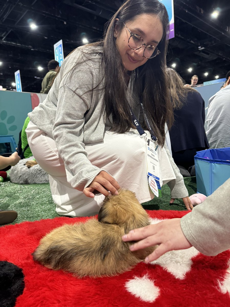 Puppies!! Great start to #ATS2024 !! 
🐶 🫁 ❤️ <a href="/dianyesp1992/">Diana Espinoza</a> <a href="/JaChoaMD/">Jacqueline Choa</a>