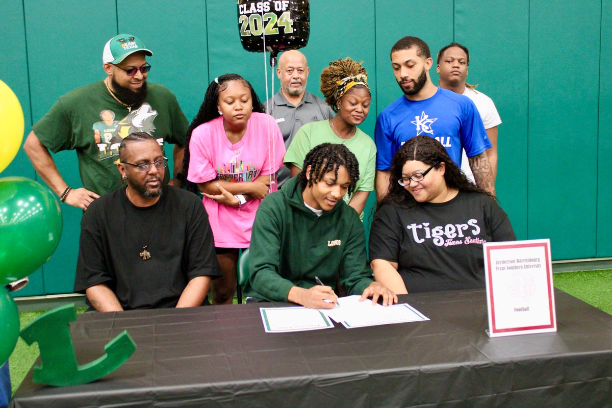 Jaymerson Darensbourg (Tight End) GPA 3.9 signed with Texas Southern University
* Longview High School TX
