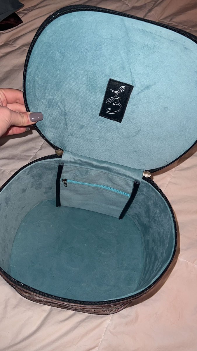 cheyderae24's tweet photo. L3 Leather Designs case for sale. Brand new, it was an impulse buy.

Measures 8x6x7. They sell for $200 on her website.

Asking $150 shipped. 

PayPal or Venmo. https://t.co/syEGSZGrM0