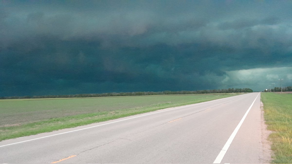 cassonschmidt's tweet photo. Dark storm over McPherson
Viewing from 2 miles N of Newton on Hwy 15 looking north
7:48 5/19
#kswx #nwswichita https://t.co/QdtyaBaR4R