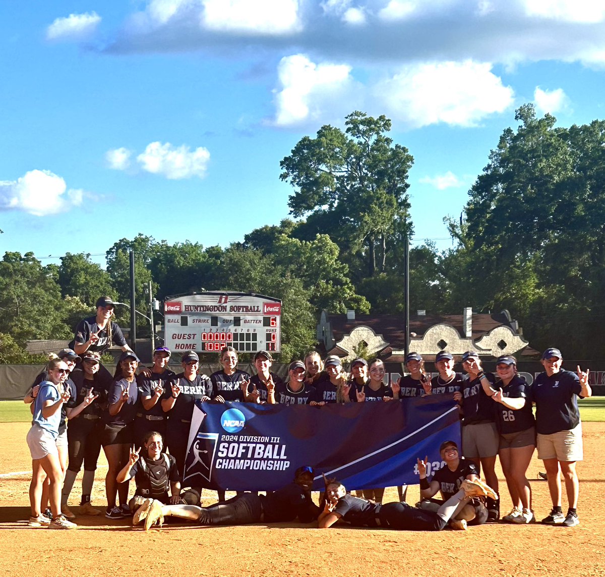 🚨 Proud AD Moment 🚨 
- We lost day 1 of a double elimination tourney.
- Rain out, then win elimination game 1. Start elimination game 2 b4 delay.
- This morning survived elimination game 2.  Go into championship needing to win 2… and do it with an 11-0  run rule! #BattleBerry