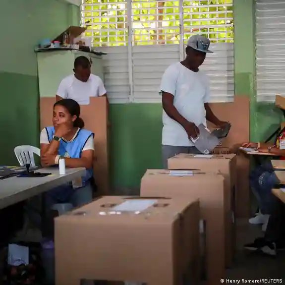 🇩🇴República Dominicana - Escrutado el 38.2% 🔵Luis Abinader - 59.2% 🟢Leonel Fernández - 26.9% 🟣Abel Martínez - 10.6% #republicadominicana #elecciones