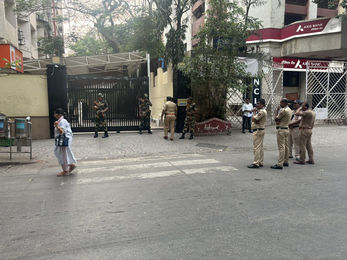 Despite valid passes from @ECISVEEP, Mumbai Police is not allowing journalists to cover Polling at Centers, Officers here at center say that they were not briefed about presence of media and video shooting on polling day. 
Is it so ? 
@MumbaiPolice 
@CPMumbaiPolice @CMumbaicity