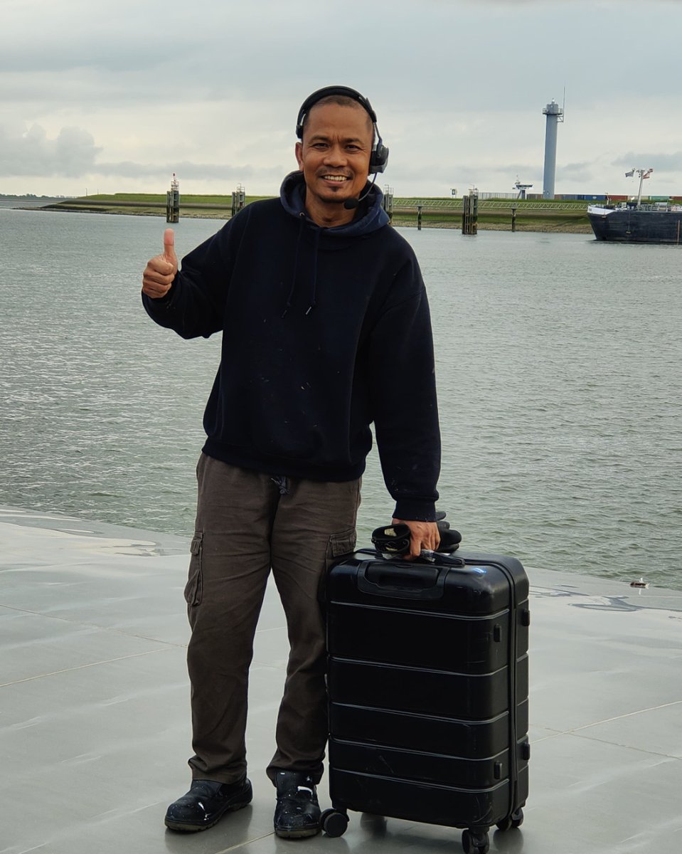 When we're away from home, our personal items can be an important comfort to us.

So we're happy to see Orlando reunited with his long-lost luggage. ✈🧳

It was lost due to the floods in Dubai.

#lostluggage #flughaven #dusseldorf #happycrew #inlandshipping #axxazmarine