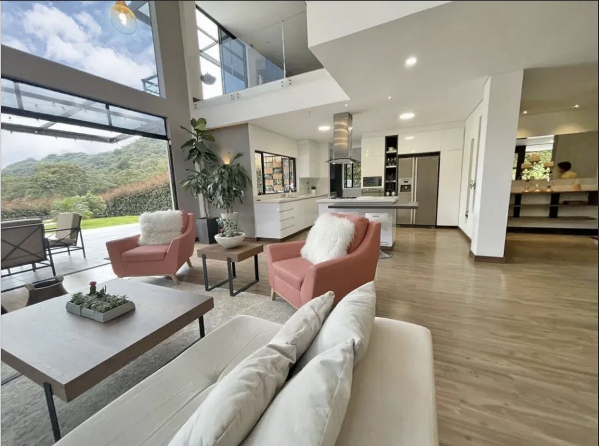 Median home price in the US is around $425k For fun I pulled up some listings of homes for sale in Medellin for a similar price. This one is about $500k/4500 sq ft It's in Envigado, one of the most affluent areas of Colombia, 20 mins from Medellin fincaraiz.com.co/inmueble/casa-…