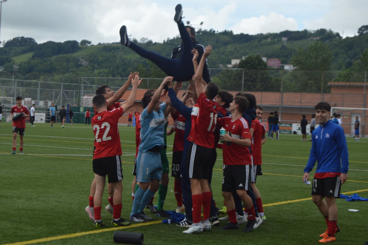 DanokBatClub's tweet photo. 🎊 Qué manera de celebrarlo!

Besarkada horiek esanahi handia izango dute...

Zorionak, berriro ere!

🤩 Temporadón https://t.co/LuzVOTVsij