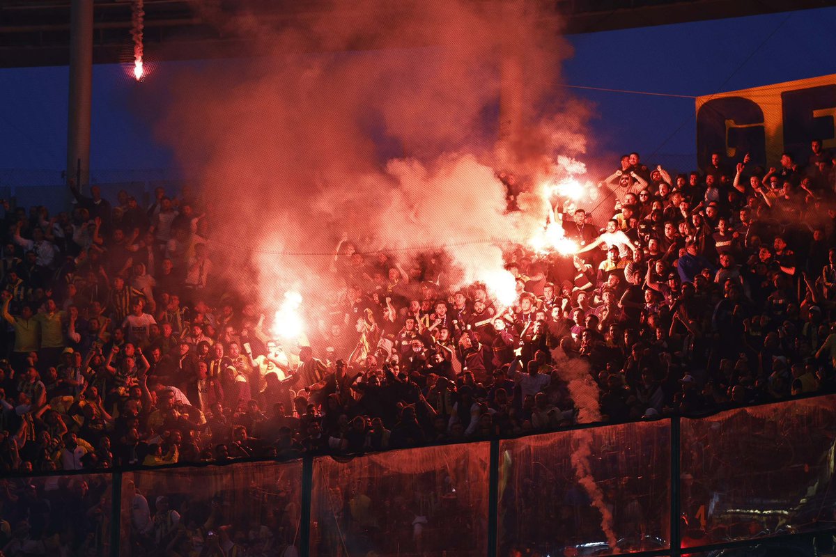 gencfborg's tweet photo. 90 dakika boyunca Seyrantepe’yi Kadıköy’e çeviren, bir an bile susmadan takımımızın itici gücü olan başta grup üyelerimiz olmak üzere tüm tribün emekçilerimizin yüreğine sağlık.  #GençFenerbahçeliler https://t.co/PMTu3LYLoF