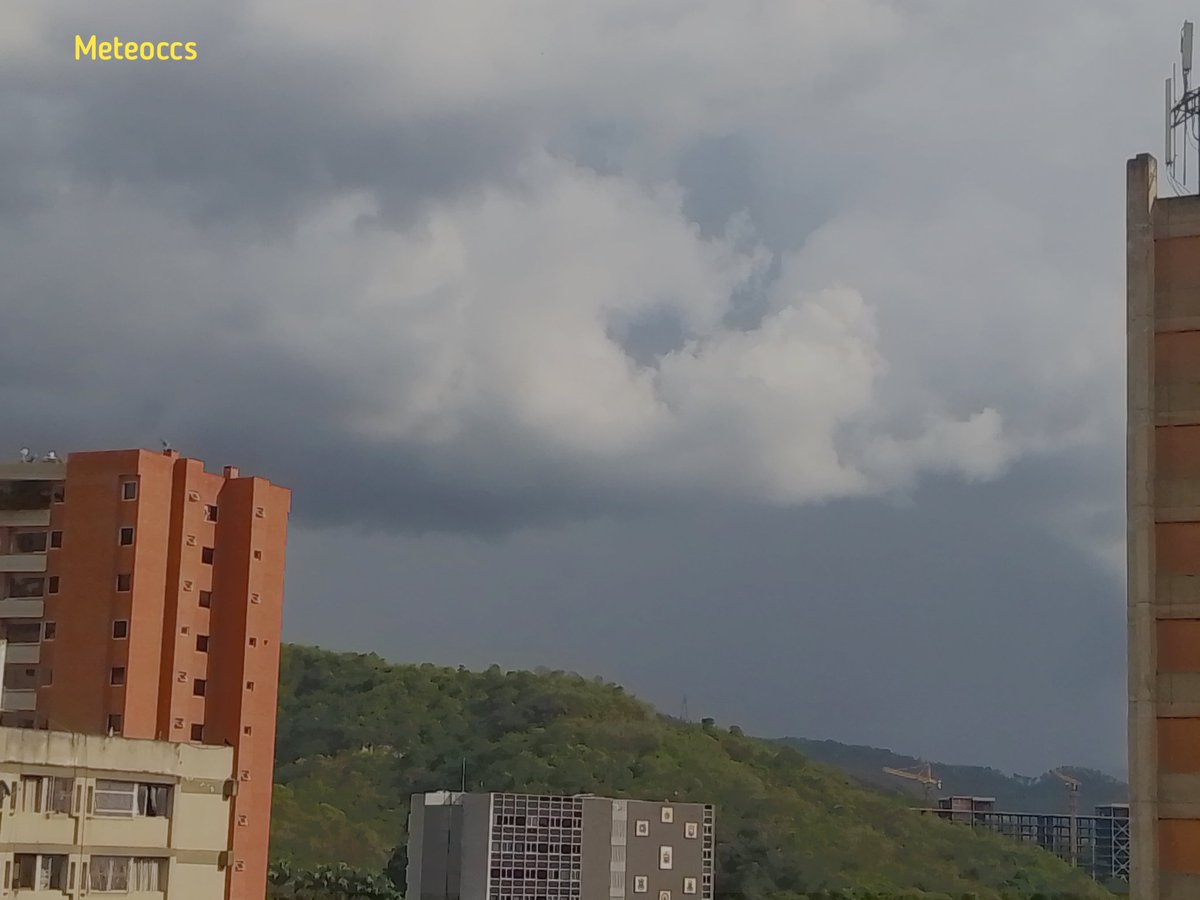 #19May | ⚠️ Cuando son las 16:33 HLV, se presentan lluvias fuertes sobre sectores de Hoyo de la Puerta, Los Ocumitos, embalse de La Mariposa. Precaución ⚠️