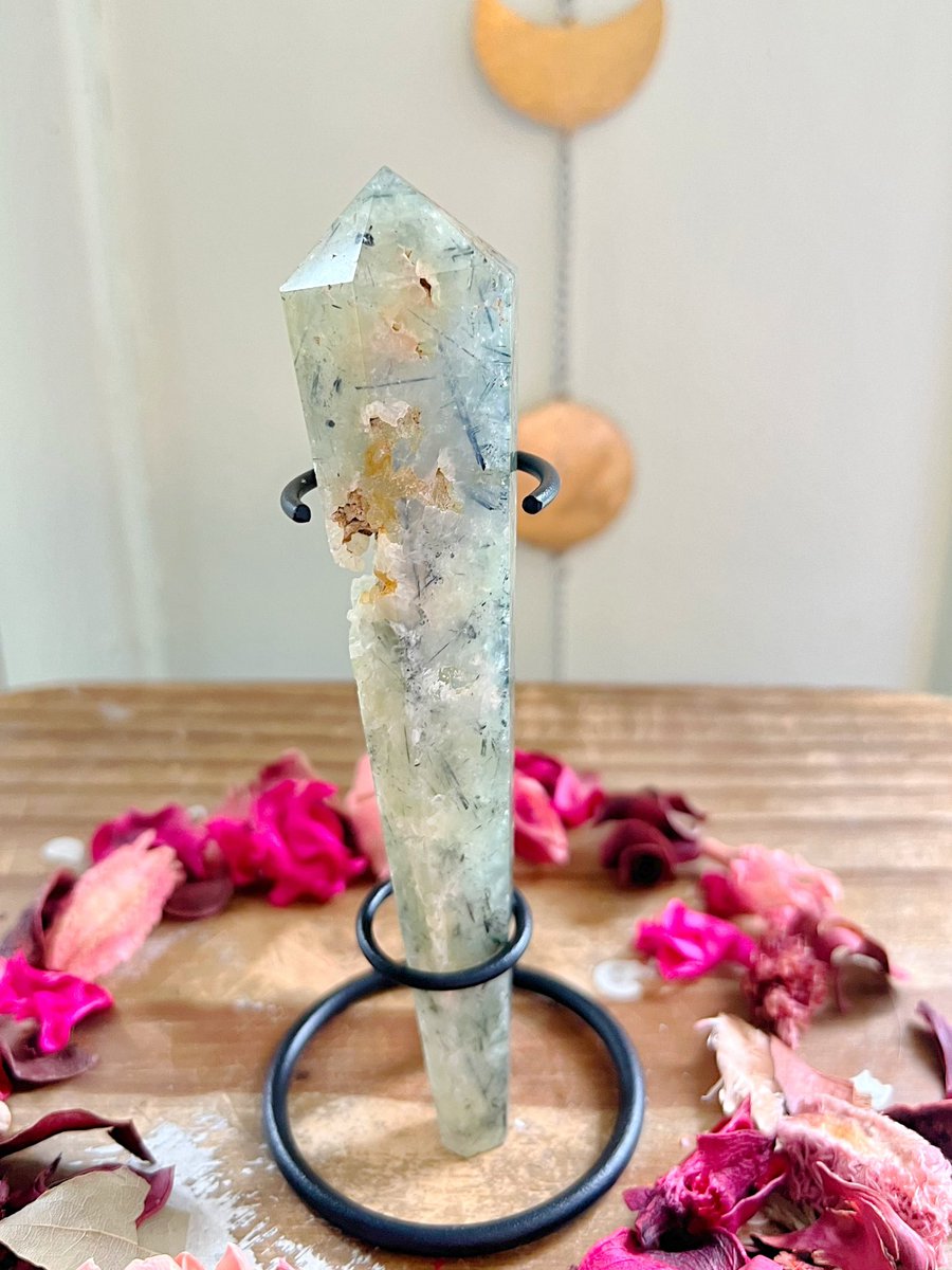 I can’t believe all of these incredible wands on stands are still available from last nights update. They’re each so incredible and unique + they come with the stand🥹 VIDEOS🧵⬇️ roseandquartz.com 📸: Moss Agate, Candy Fluorite, Prehnite Every purchase comes with free