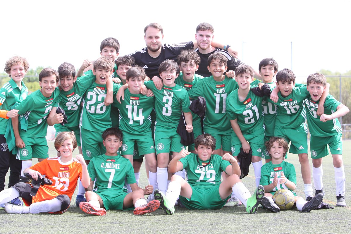 Un final de año muy positivo, para resaltar una temporada con muchos altibajos y obstáculos, incluyéndome también ciertos fallos.
Orgulloso del trabajo realizado,y del gran grupo con estos enanos.
Agradecer a quién tuvo confianza en mí y en <a href="/alvaroguti98/">Álvaro Gutiérrez</a>, lo intentamos todo⚽💚