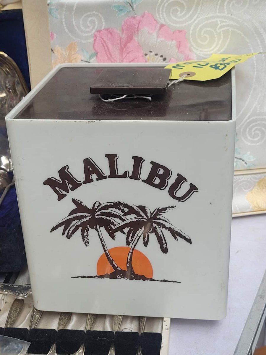 A little retro chic, who didn't like a Malibu back in the day! Malibu ice bucket available at Collectable Curios in St George's Market. Pop along Fri-Sun for a good old browse! collectablecurios.co.uk #IceBucket #IceBox #Malibu #Collectables #Curios #StGeorgesMarketBelfast