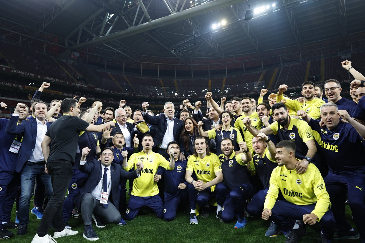 MustafaYaral19's tweet photo. Bundan sonra sizin rakibiniz Fenerbahçe U19 takımı...

Abileri size fazla geldi, 10 kişiyle bile rahat yeniyor 
Tebrikler Fenerbahçe 💛💙💛💙
#Fenerbahçe https://t.co/TermEcEexD