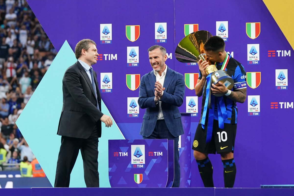 L’@Inter ha alzato la Coppa di Campione d’Italia a San Siro! 🏆 Pietro Labriola, AD di TIM, ha premiato i nerazzurri per il loro impegno, unione e passione dimostrati durante la stagione 2023/2024 della #SerieATIM. #LaForzaDelleConnessioni @SerieA