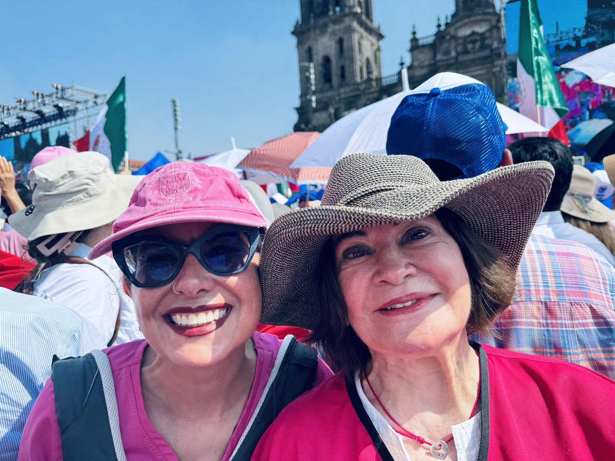 Sí nos encontramos @ceciliasotog adorada. Que placer y honor gritar junto a ti. #TsunamiRosa🌊💕