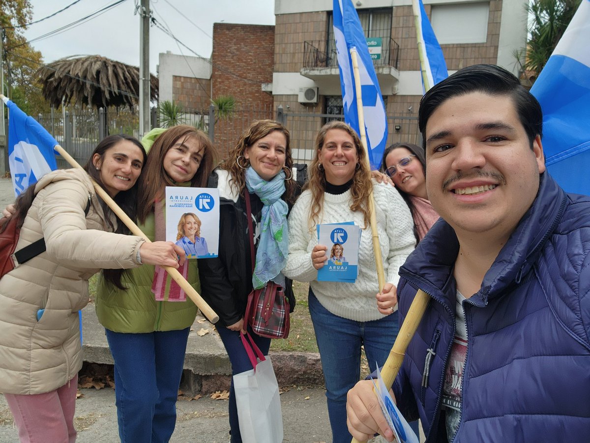 Cerramos otro domingo de militancia poniendo carteles de la @lista71 en casas de vecinos.

¿Vamos a colocar un cartel de la 7️⃣1️⃣ a tu #Casa71?

#HagamosHistoria