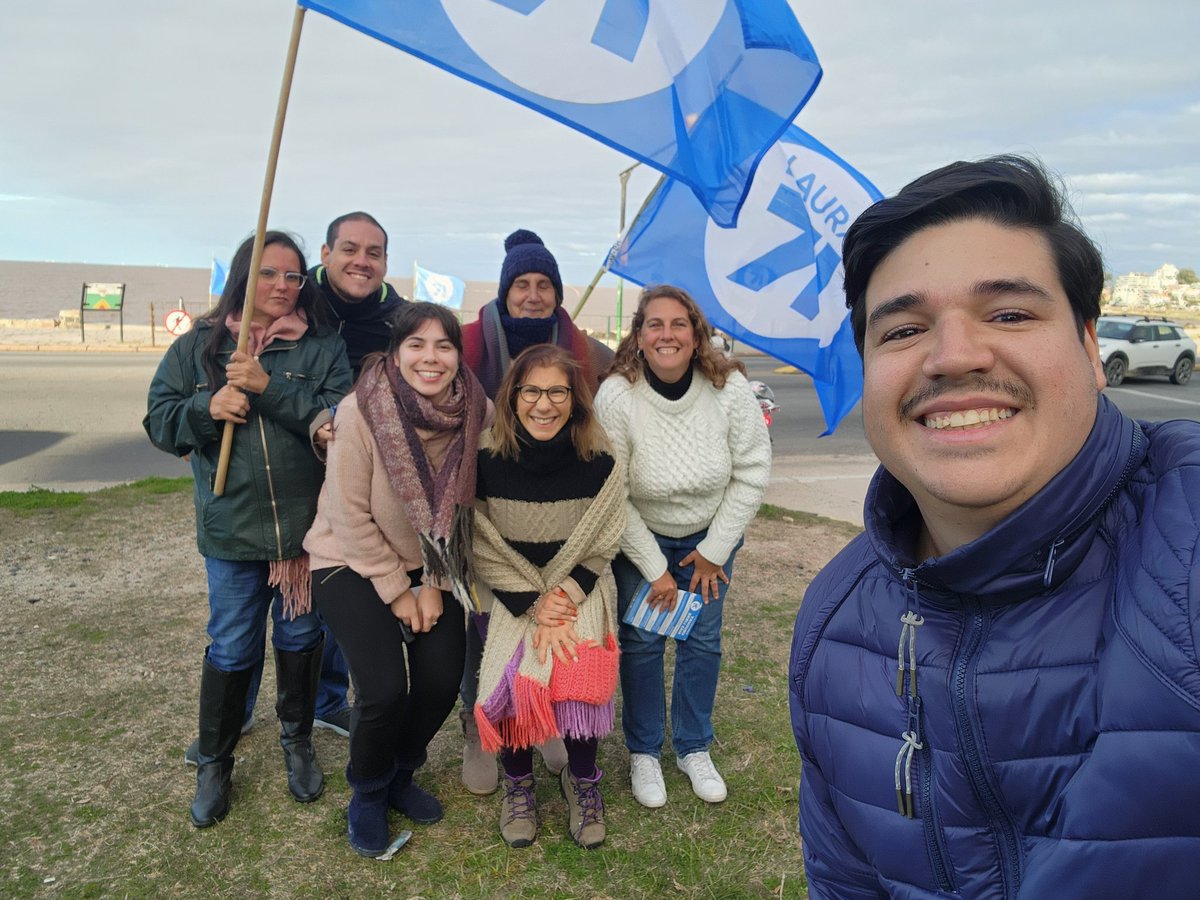 VArlegui's tweet photo. Cerramos otro domingo de militancia poniendo carteles de la @lista71 en casas de vecinos.

¿Vamos a colocar un cartel de la 7️⃣1️⃣ a tu #Casa71?

#HagamosHistoria https://t.co/5kaa8HZJor