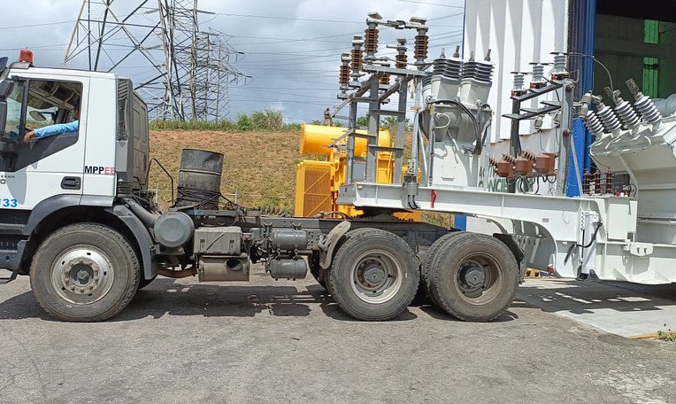 En nombre del presidente <a href="/NicolasMaduro/">Nicolás Maduro</a> informamos al pueblo calaboceño que en horas de la tarde-noche de hoy domingo, 19 de mayo, estará el equipo en funcionamiento para restablecer el servicio eléctrico a las comunidades afectadas- Notificó el líder regional <a href="/josemvasquez/">José Vásquez</a>