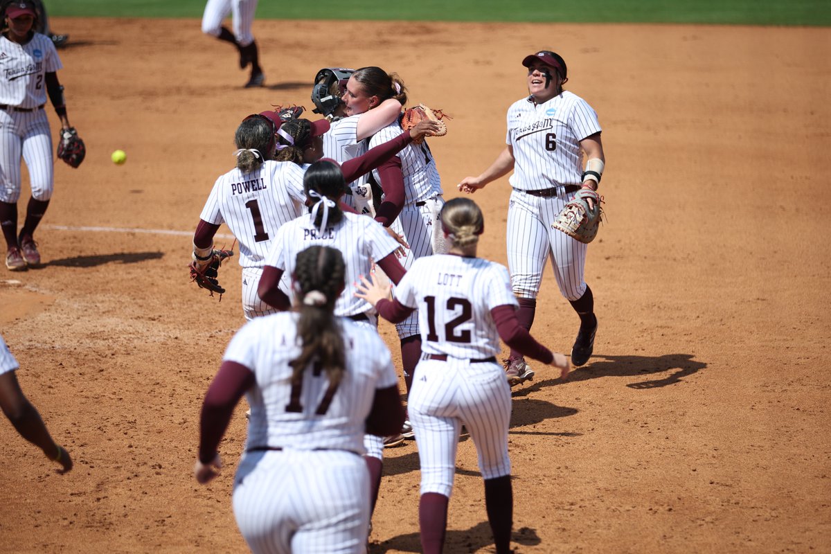 AggieSoftball's tweet photo. Supers Bound 👍 https://t.co/aHxQF1SCww
