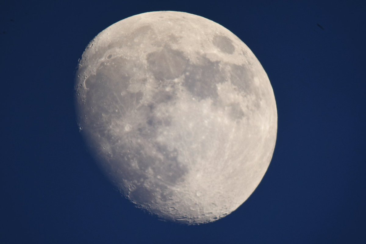 Sundays moon, 87% lit , looking big and bright in the evening sky @MoonHourSocial #moonhour