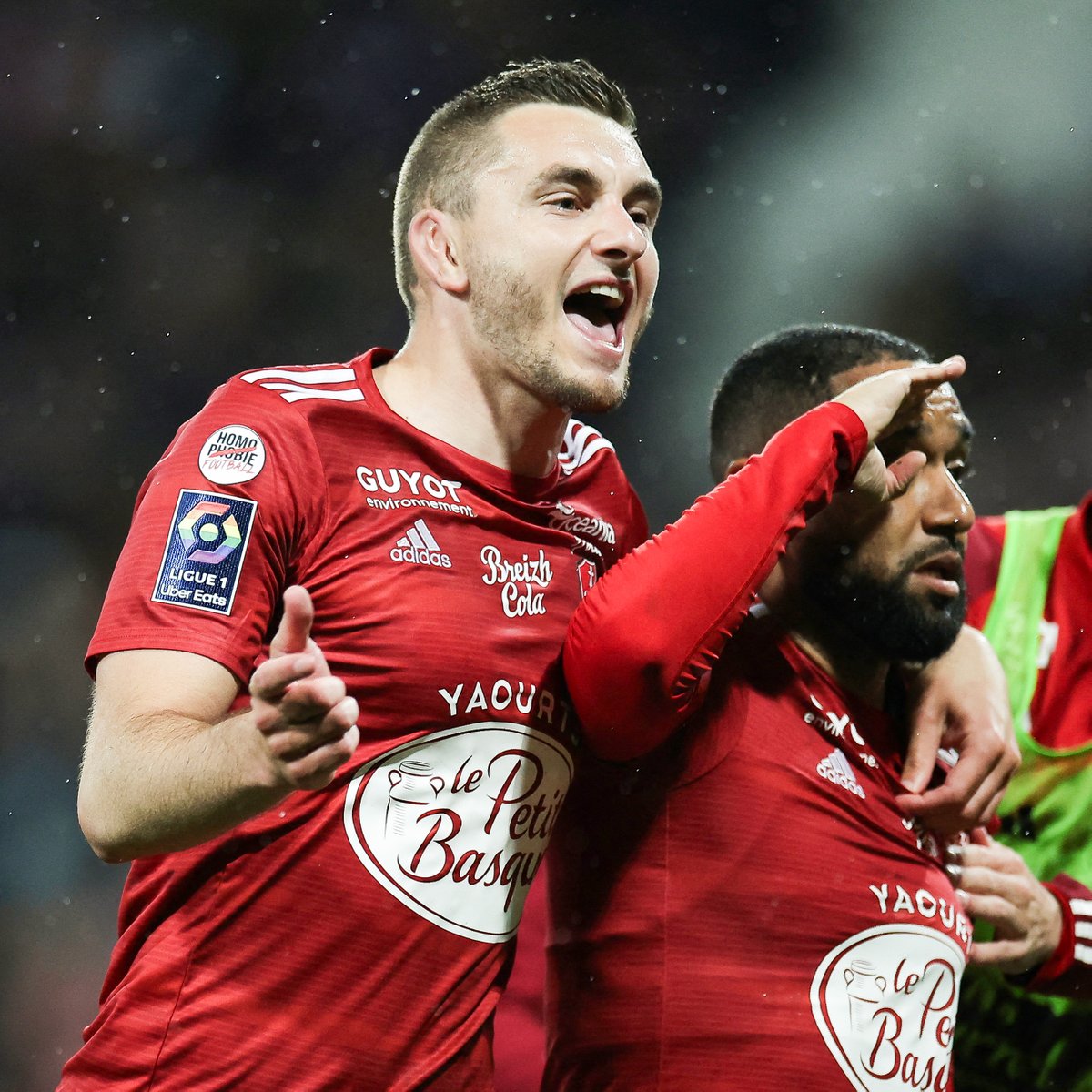 brfootball's tweet photo. BREST QUALIFY FOR THE CHAMPIONS LEAGUE FOR THE FIRST TIME EVER 💥

They qualify third in Ligue 1 after Nice scored a 93rd-minute equalizer vs. Lille 😳 https://t.co/kRiTlNeJNi