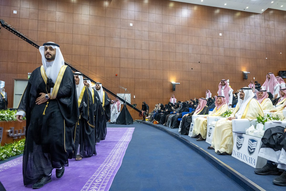 emara_alriyadh's tweet photo. #صور.. سمو نائب أمير منطقة الرياض يرعى حفل تخرج طلبة كليات العناية الطبية. https://t.co/09PJYsowIA
