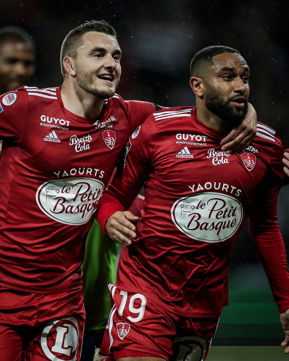 brfootball's tweet photo. BREST QUALIFY FOR THE CHAMPIONS LEAGUE FOR THE FIRST TIME EVER 💥

They qualify third in Ligue 1 after Nice scored a 93rd-minute equalizer vs. Lille 😳 https://t.co/kRiTlNeJNi