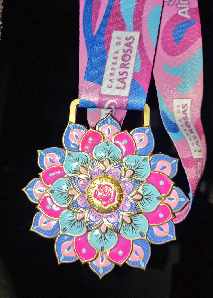 Foto de la medalla solita, porque es demasiado lindaaaaaa 😍🥰🌸💕🏃🏼‍♀️
#carreradelasrosas #15k #runnergirl #girlpower