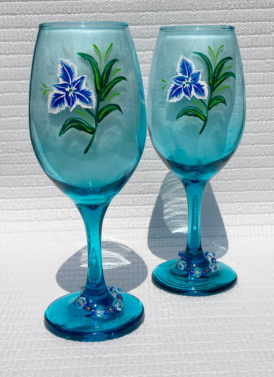 LPaintitpretty's tweet image. Check out these glasses etsy.com/listing/607660… #wineglasses #blueglasses #handpaintedglasses #SMILEtt23 #CraftBizParty #etsyshop #etsyfavorites